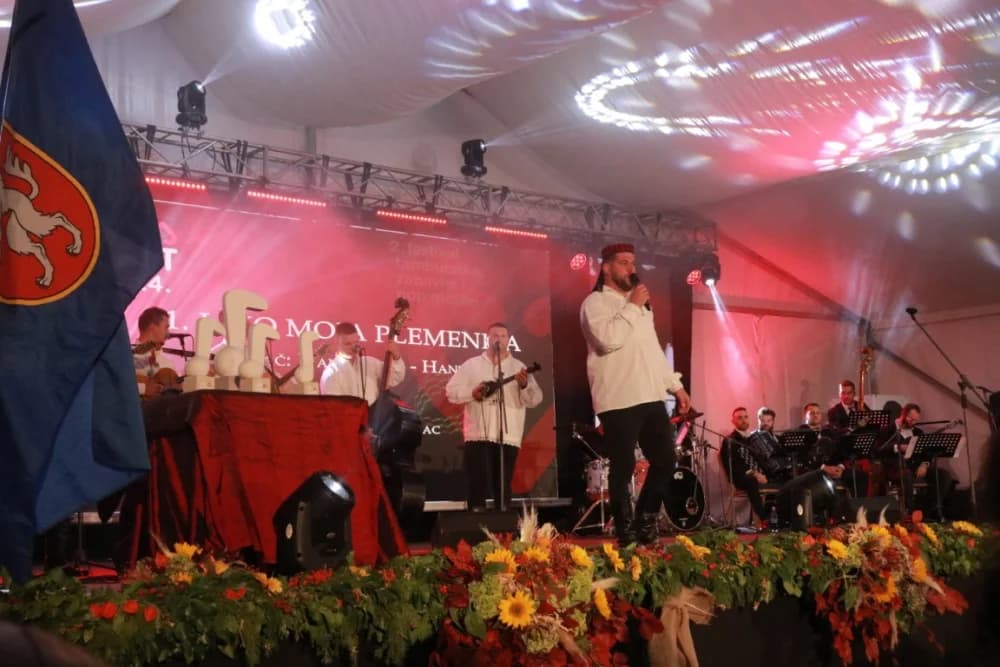Požeški i kaptolački pjevači i tamburaši svirali i pjevali na Lika festu u Gospiću