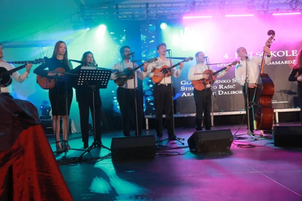 Požeški i kaptolački pjevači i tamburaši svirali i pjevali na Lika festu u Gospiću