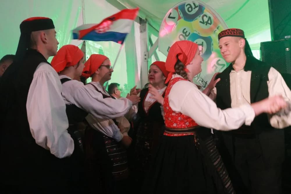 Požeški i kaptolački pjevači i tamburaši svirali i pjevali na Lika festu u Gospiću