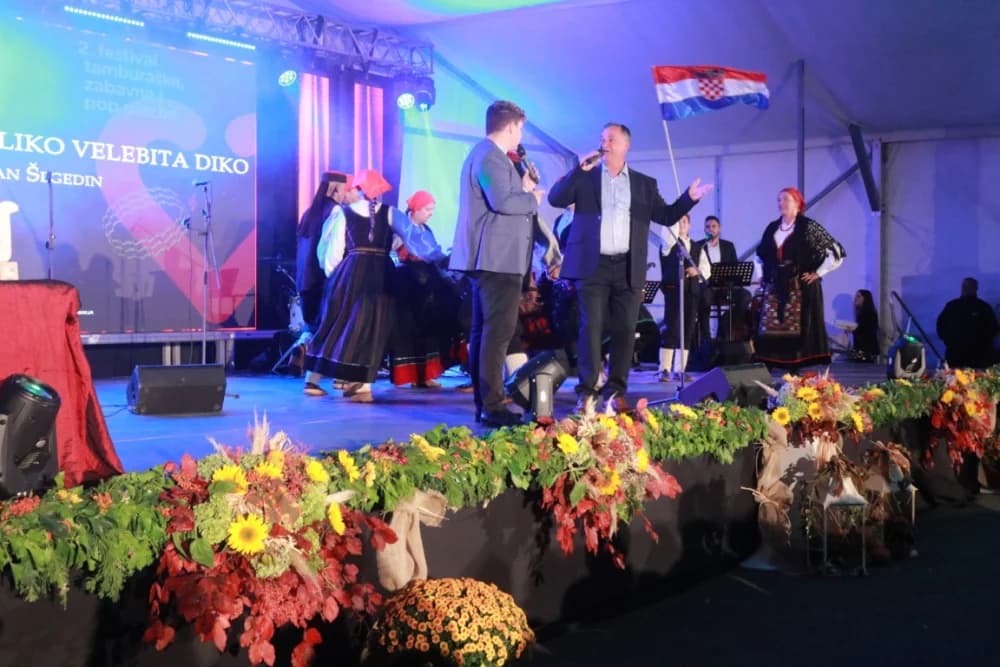 Požeški i kaptolački pjevači i tamburaši svirali i pjevali na Lika festu u Gospiću