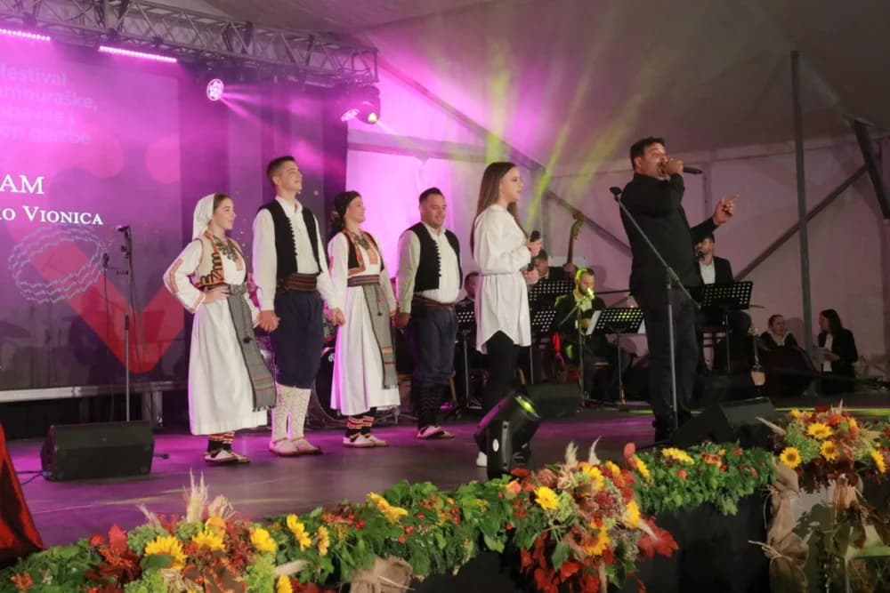 Požeški i kaptolački pjevači i tamburaši svirali i pjevali na Lika festu u Gospiću