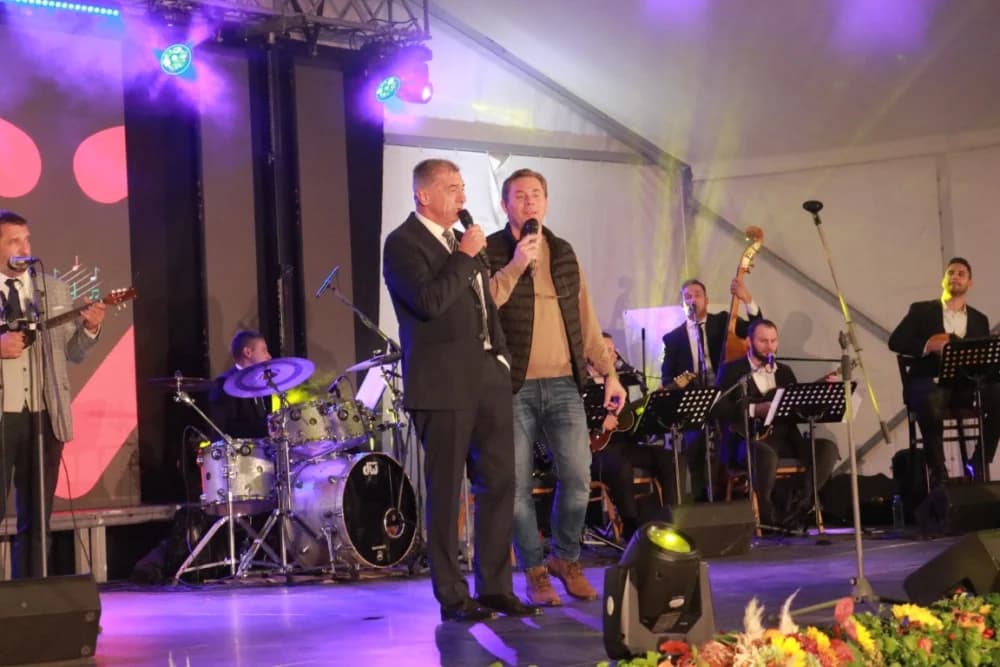 Požeški i kaptolački pjevači i tamburaši svirali i pjevali na Lika festu u Gospiću