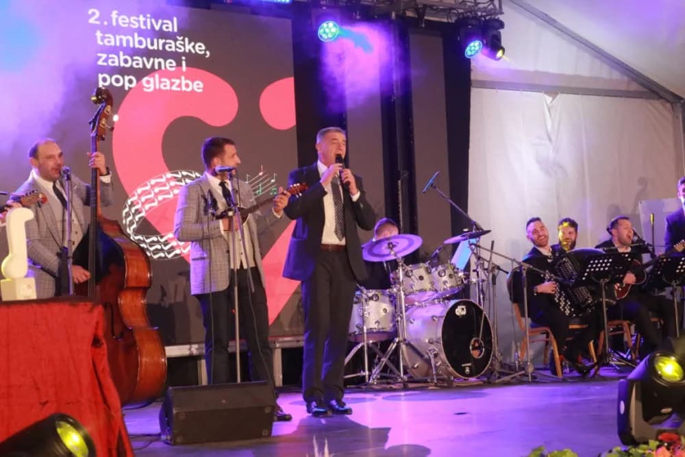 Požeški i kaptolački pjevači i tamburaši svirali i pjevali na Lika festu u Gospiću