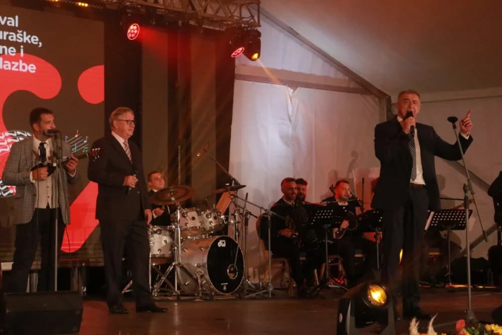 Požeški i kaptolački pjevači i tamburaši svirali i pjevali na Lika festu u Gospiću