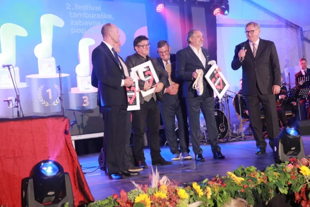 Požeški i kaptolački pjevači i tamburaši svirali i pjevali na Lika festu u Gospiću