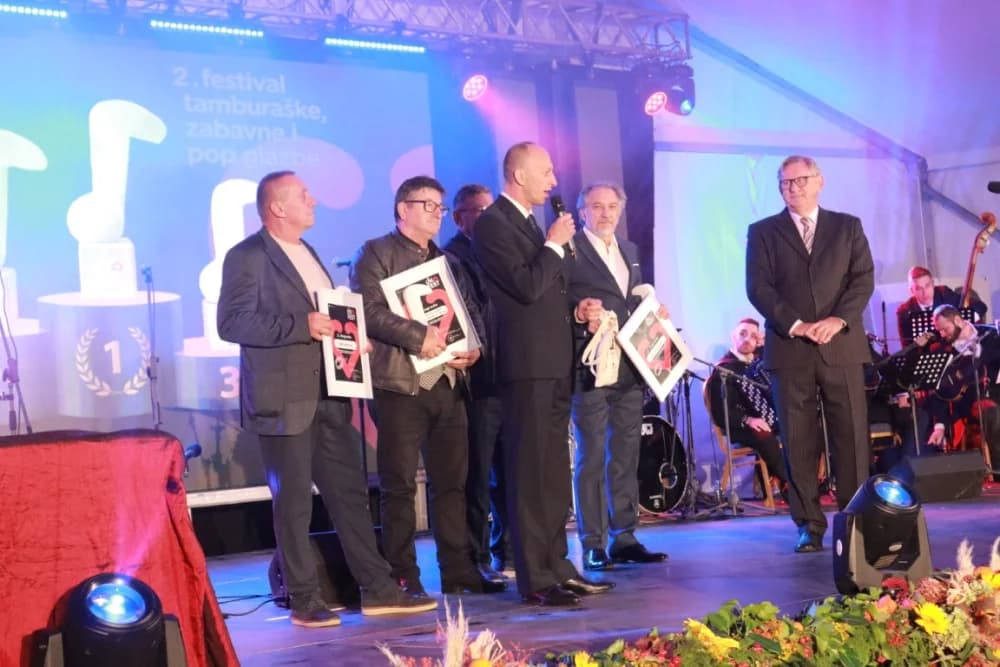 Požeški i kaptolački pjevači i tamburaši svirali i pjevali na Lika festu u Gospiću