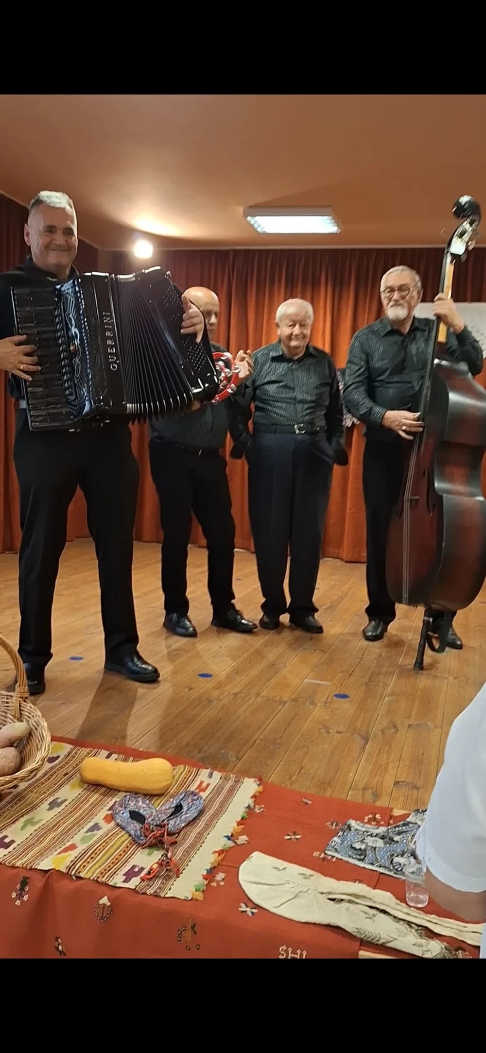Pjevači i svirači umirovljeničke skupine Ledena berba iz velike nastupili u Mađarskoj