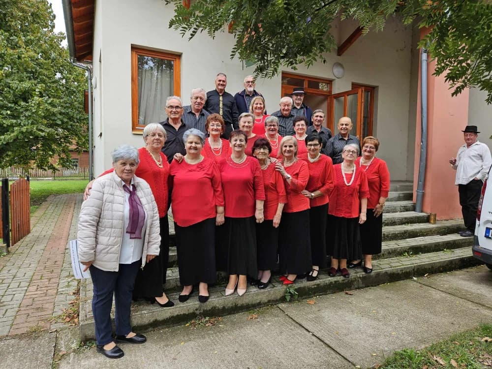 Pjevači i svirači umirovljeničke skupine Ledena berba iz velike nastupili u Mađarskoj