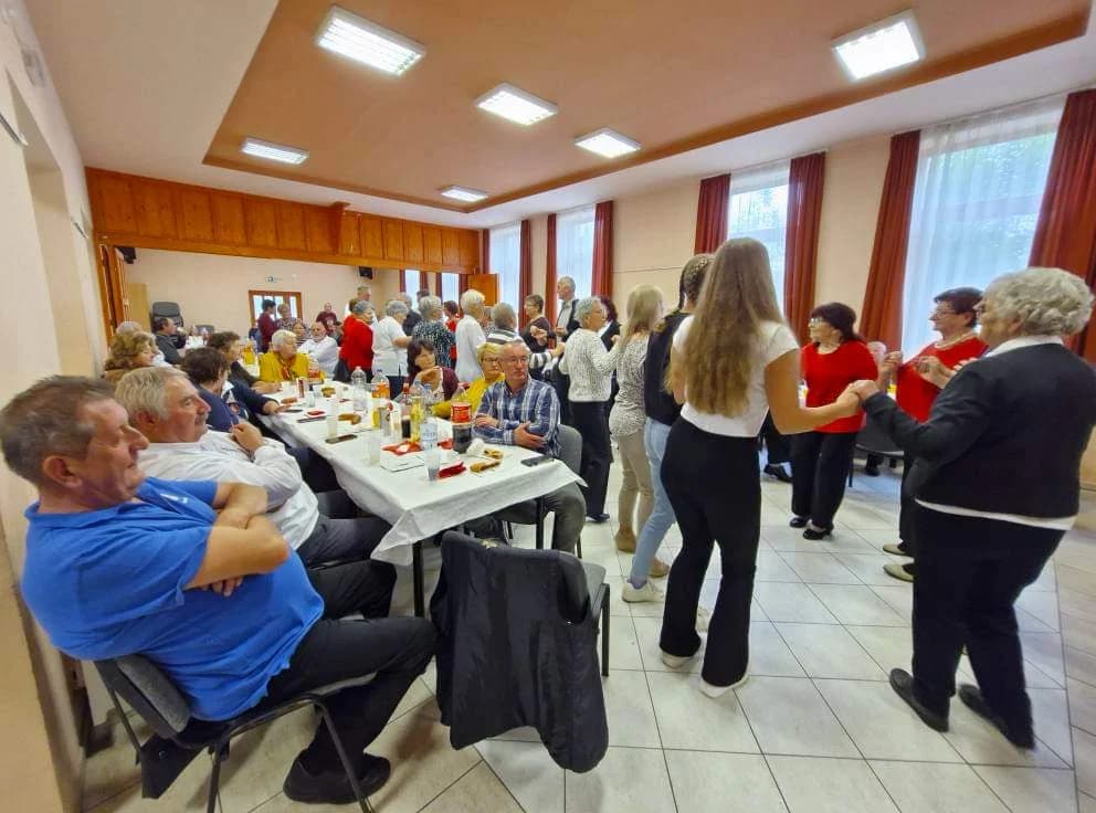Pjevači i svirači umirovljeničke skupine Ledena berba iz velike nastupili u Mađarskoj