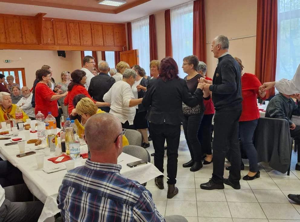 Pjevači i svirači umirovljeničke skupine Ledena berba iz velike nastupili u Mađarskoj