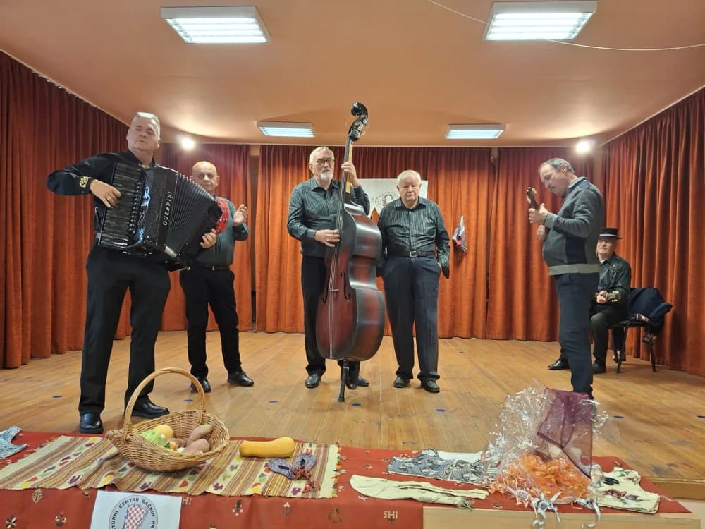 Pjevači i svirači umirovljeničke skupine Ledena berba iz velike nastupili u Mađarskoj