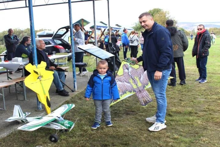 Na poljoprivednom aerodromu Ivanindvor u Pleternici održana sedma „Zmajada“