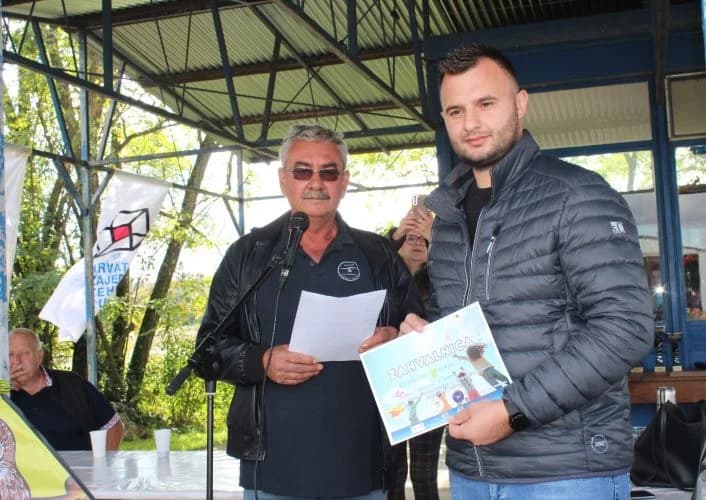 Na poljoprivednom aerodromu Ivanindvor u Pleternici održana sedma „Zmajada“