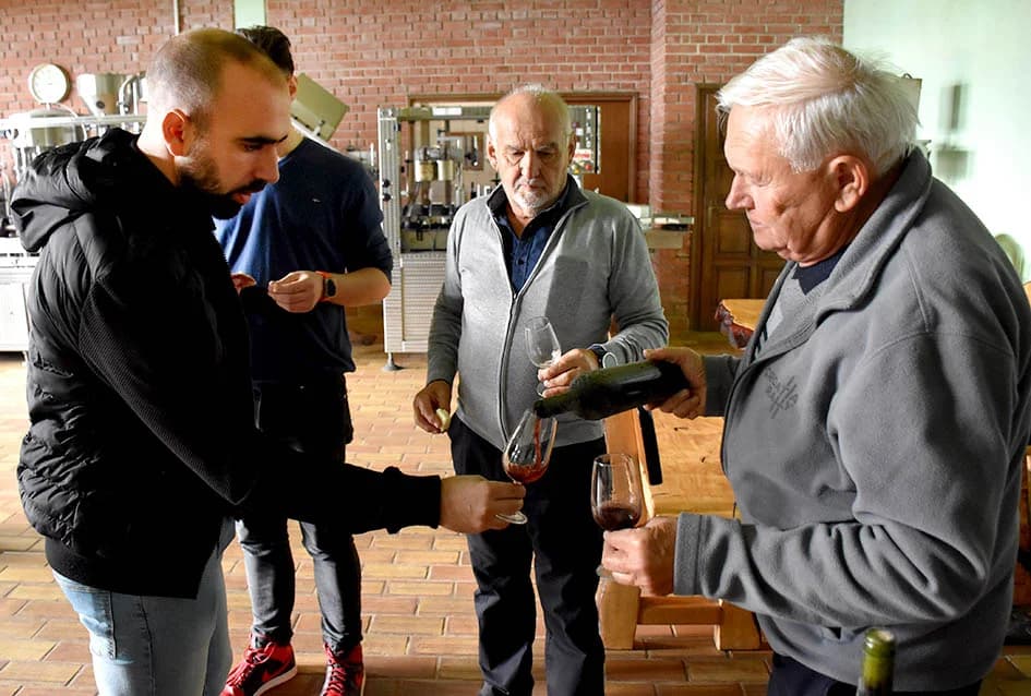 KUTJEVAČKI VINARI U POSJETU PODRUMU IVE ENJINGIJA: Uz kušanje mladih vina obilježen završetak berbe