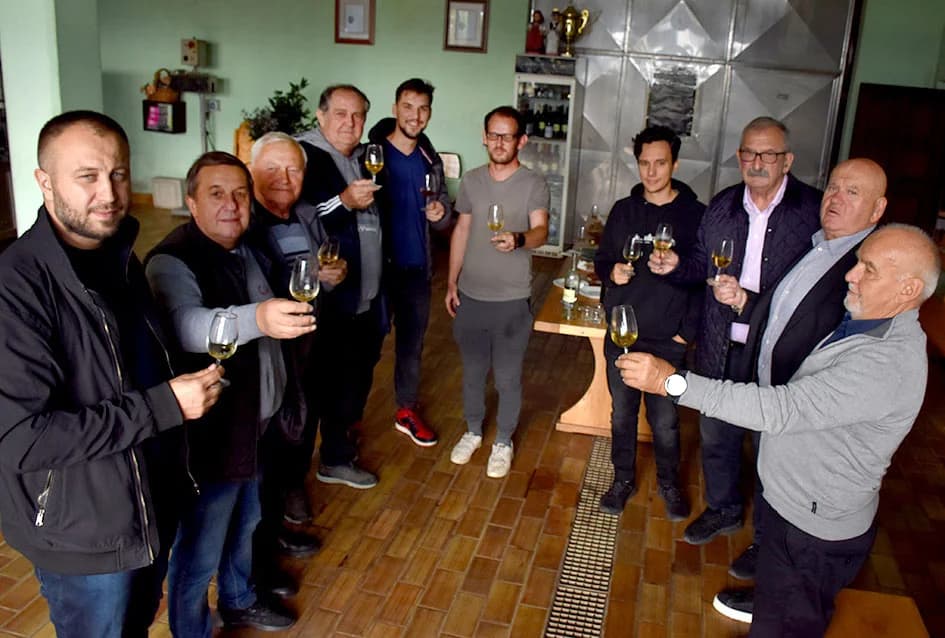 KUTJEVAČKI VINARI U POSJETU PODRUMU IVE ENJINGIJA: Uz kušanje mladih vina obilježen završetak berbe