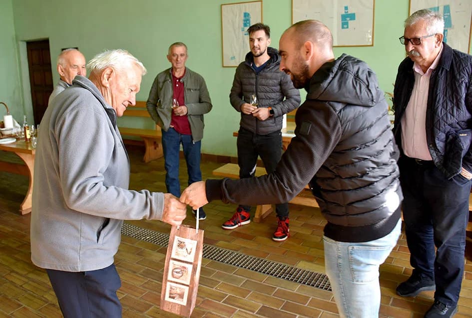 KUTJEVAČKI VINARI U POSJETU PODRUMU IVE ENJINGIJA: Uz kušanje mladih vina obilježen završetak berbe