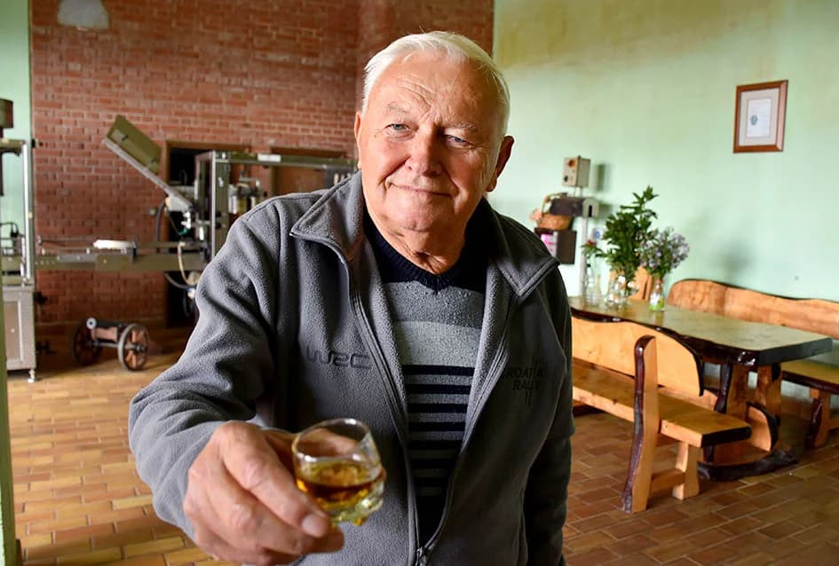 KUTJEVAČKI VINARI U POSJETU PODRUMU IVE ENJINGIJA: Uz kušanje mladih vina obilježen završetak berbe