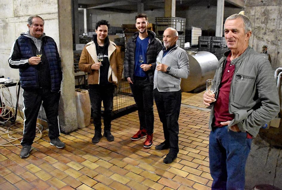KUTJEVAČKI VINARI U POSJETU PODRUMU IVE ENJINGIJA: Uz kušanje mladih vina obilježen završetak berbe
