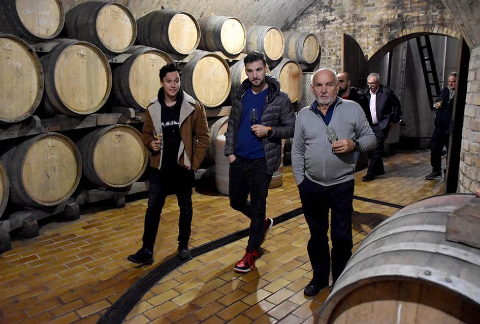 KUTJEVAČKI VINARI U POSJETU PODRUMU IVE ENJINGIJA: Uz kušanje mladih vina obilježen završetak berbe