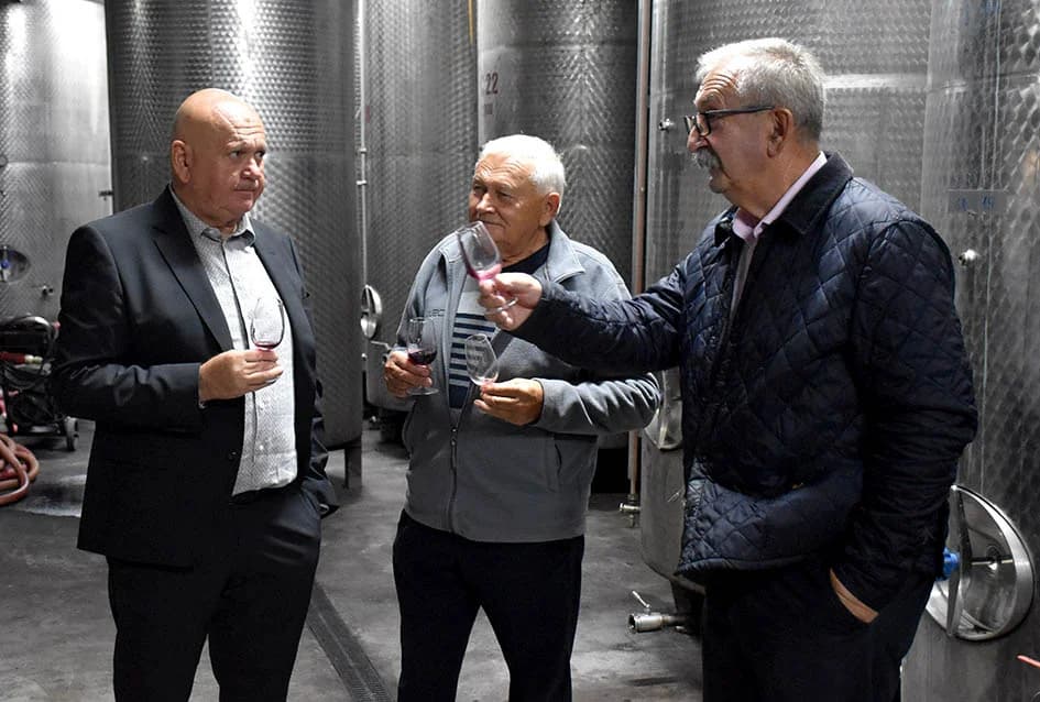 KUTJEVAČKI VINARI U POSJETU PODRUMU IVE ENJINGIJA: Uz kušanje mladih vina obilježen završetak berbe