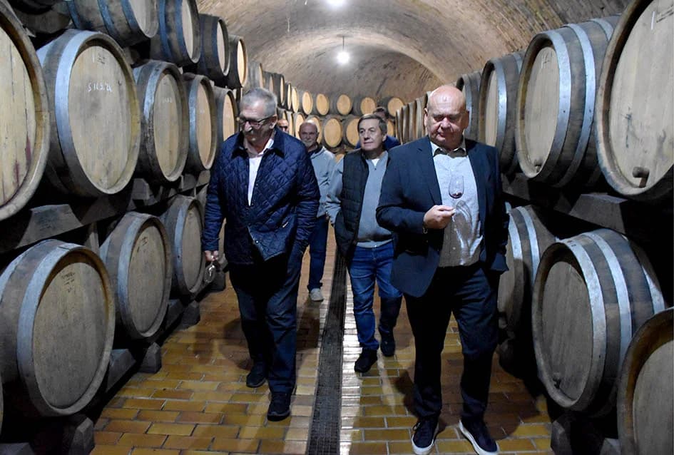 KUTJEVAČKI VINARI U POSJETU PODRUMU IVE ENJINGIJA: Uz kušanje mladih vina obilježen završetak berbe