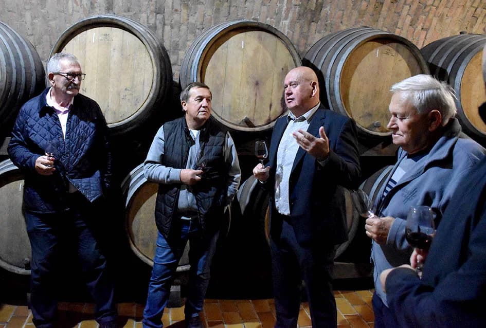 KUTJEVAČKI VINARI U POSJETU PODRUMU IVE ENJINGIJA: Uz kušanje mladih vina obilježen završetak berbe