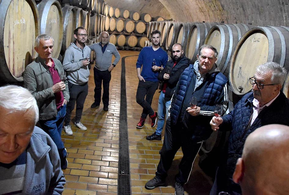 KUTJEVAČKI VINARI U POSJETU PODRUMU IVE ENJINGIJA: Uz kušanje mladih vina obilježen završetak berbe