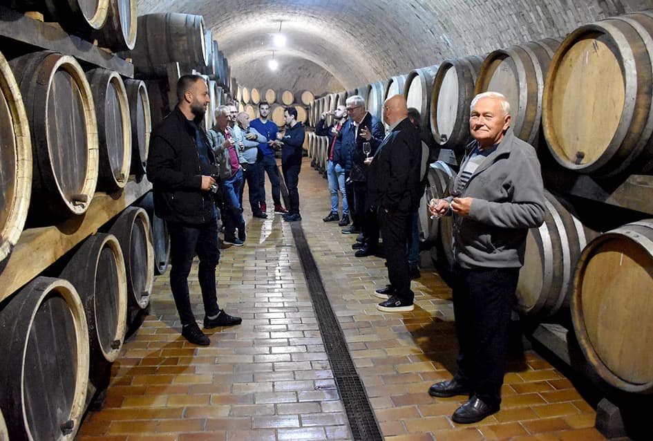 KUTJEVAČKI VINARI U POSJETU PODRUMU IVE ENJINGIJA: Uz kušanje mladih vina obilježen završetak berbe