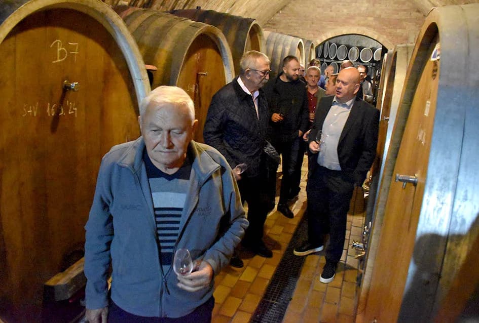 KUTJEVAČKI VINARI U POSJETU PODRUMU IVE ENJINGIJA: Uz kušanje mladih vina obilježen završetak berbe