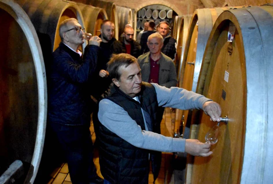KUTJEVAČKI VINARI U POSJETU PODRUMU IVE ENJINGIJA: Uz kušanje mladih vina obilježen završetak berbe