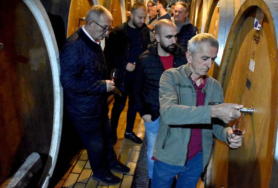 KUTJEVAČKI VINARI U POSJETU PODRUMU IVE ENJINGIJA: Uz kušanje mladih vina obilježen završetak berbe