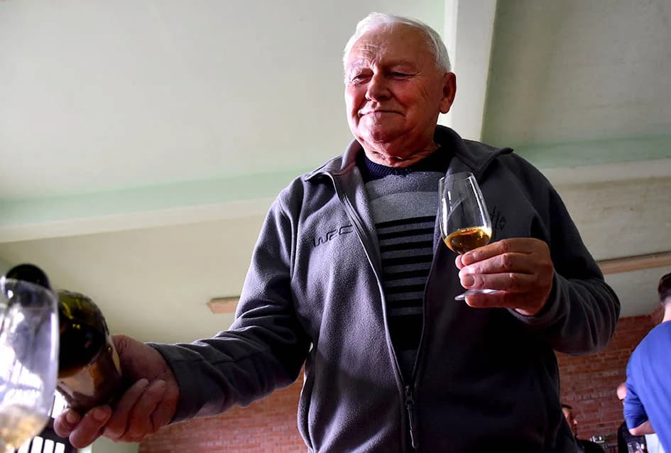 KUTJEVAČKI VINARI U POSJETU PODRUMU IVE ENJINGIJA: Uz kušanje mladih vina obilježen završetak berbe
