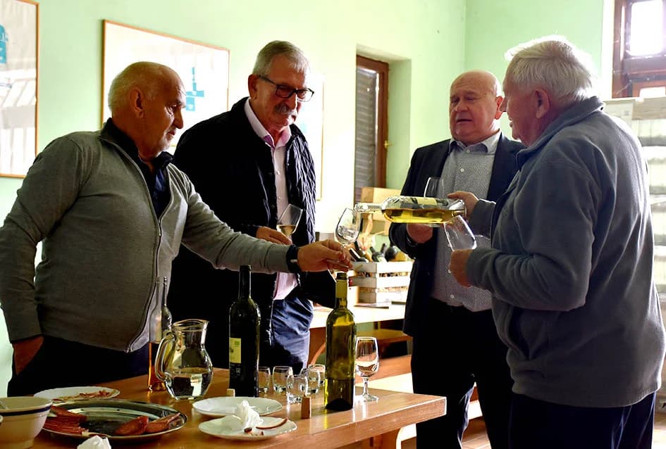 KUTJEVAČKI VINARI U POSJETU PODRUMU IVE ENJINGIJA: Uz kušanje mladih vina obilježen završetak berbe