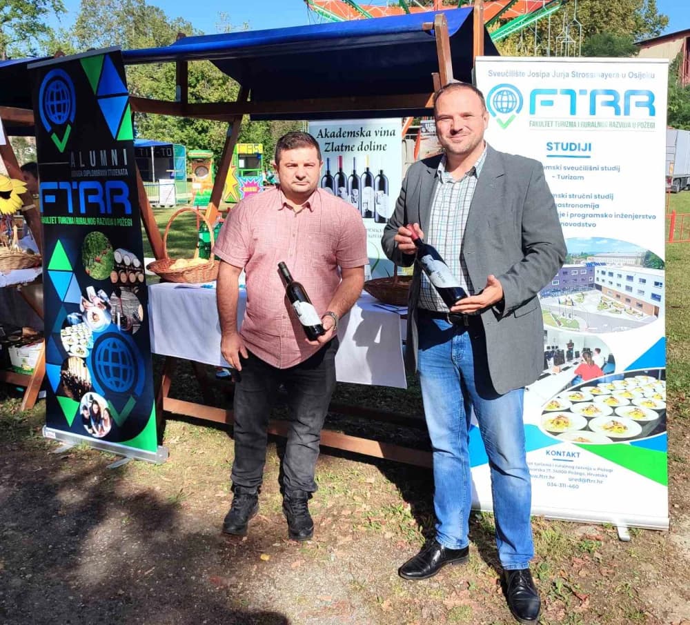 Članovi požeške Udruge ALUMNI FTRR-a na Ajvar Festu u Lipiku [FOTO]