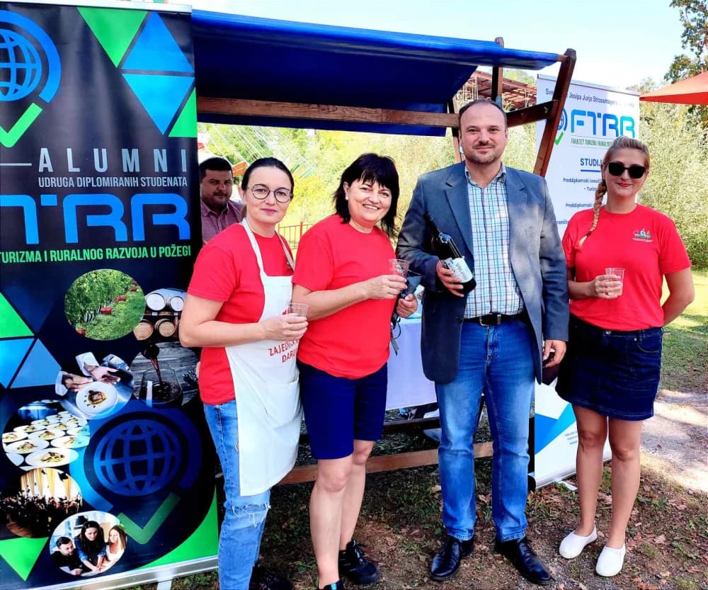 Članovi požeške Udruge ALUMNI FTRR-a na Ajvar Festu u Lipiku [FOTO]
