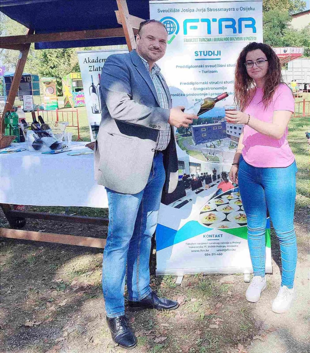 Članovi požeške Udruge ALUMNI FTRR-a na Ajvar Festu u Lipiku [FOTO]