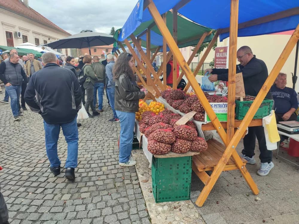 Planinari požeškog Sokolovca kušali kestenje na priredbi u Hrvatskoj Kostajnici