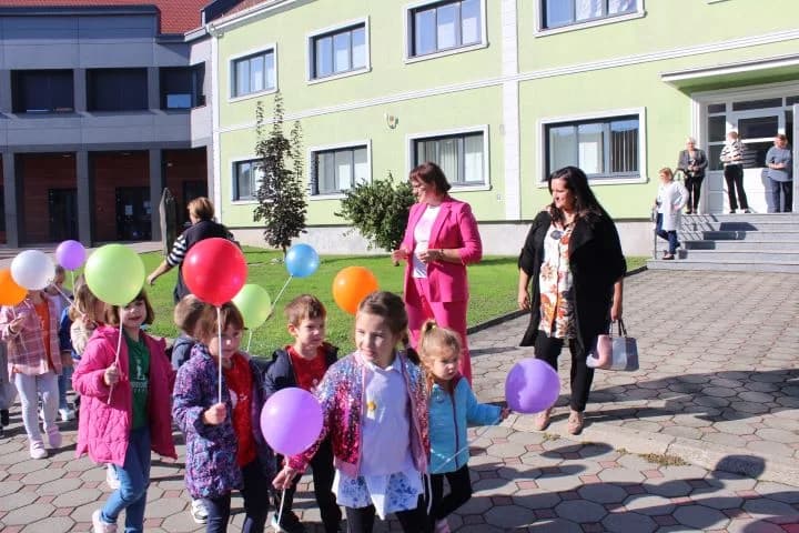 Na Trgu bećarca brojni vrtićarci i osnovnoškolci pogledali predstavu „Gospođica Neću“