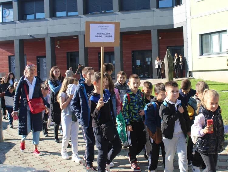 Na Trgu bećarca brojni vrtićarci i osnovnoškolci pogledali predstavu „Gospođica Neću“