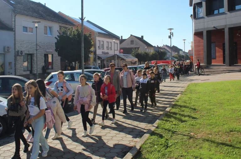 Na Trgu bećarca brojni vrtićarci i osnovnoškolci pogledali predstavu „Gospođica Neću“