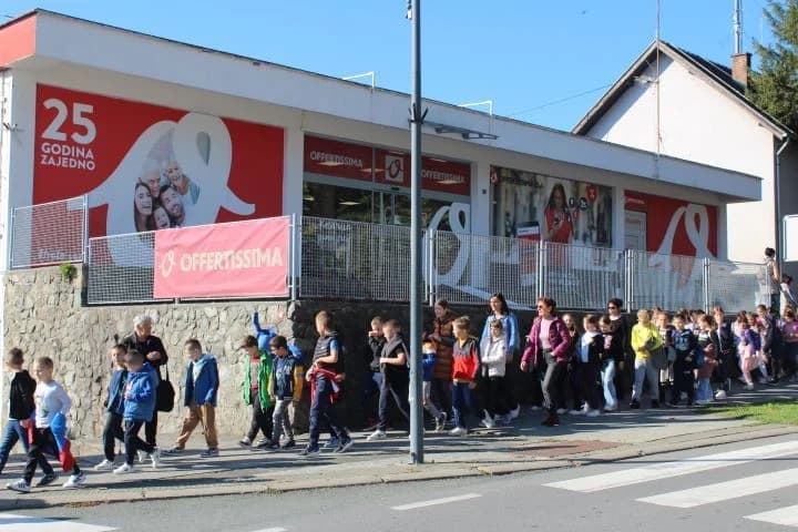 Na Trgu bećarca brojni vrtićarci i osnovnoškolci pogledali predstavu „Gospođica Neću“