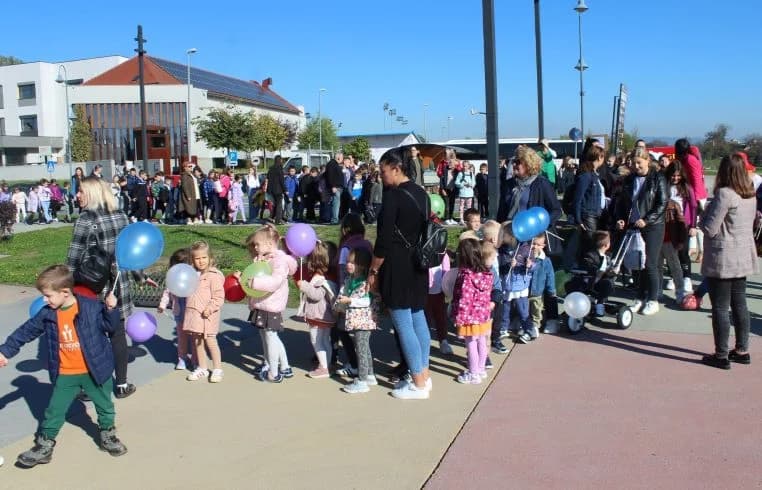 Na Trgu bećarca brojni vrtićarci i osnovnoškolci pogledali predstavu „Gospođica Neću“