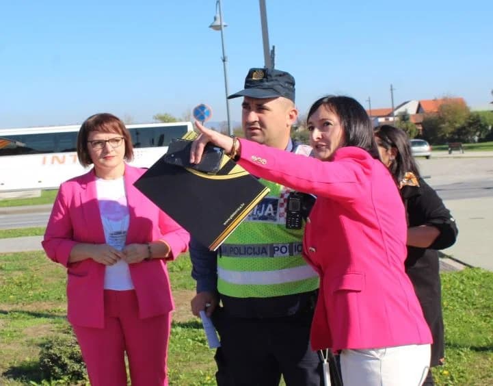 Na Trgu bećarca brojni vrtićarci i osnovnoškolci pogledali predstavu „Gospođica Neću“