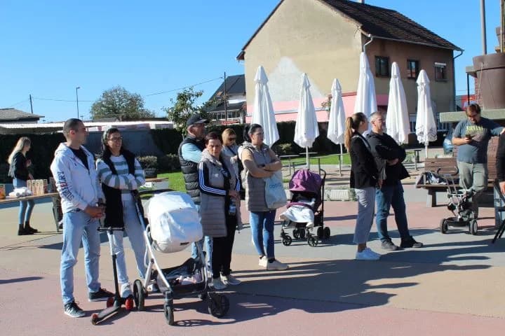 Na Trgu bećarca brojni vrtićarci i osnovnoškolci pogledali predstavu „Gospođica Neću“