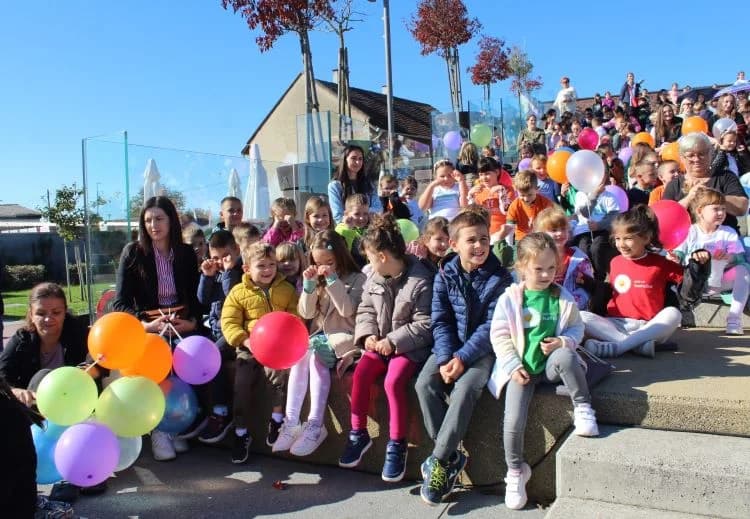 Na Trgu bećarca brojni vrtićarci i osnovnoškolci pogledali predstavu „Gospođica Neću“