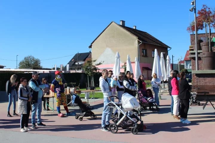 Na Trgu bećarca brojni vrtićarci i osnovnoškolci pogledali predstavu „Gospođica Neću“