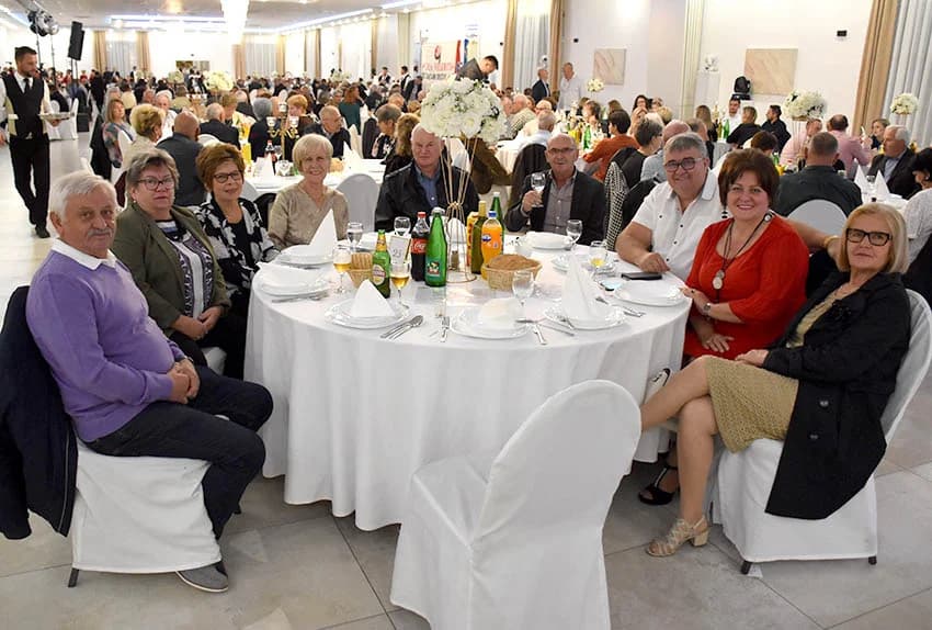 ODRŽANA TRADICIONALNA LIČKA ZABAVA: Uz pjesmu i ples do jutra