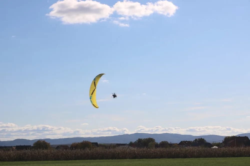 Letači požeškog Bumbara na Susretu paraglajdera okupili kolege iz tri države