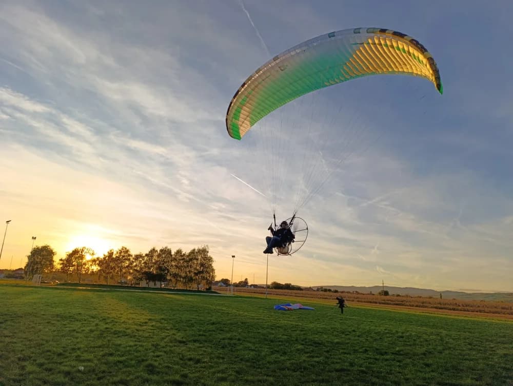 Letači požeškog Bumbara na Susretu paraglajdera okupili kolege iz tri države