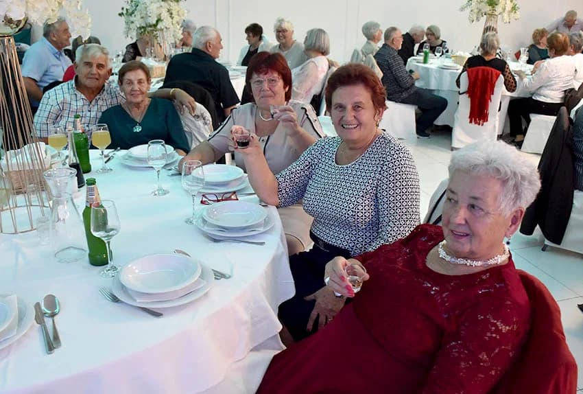 ZABAVA U POŽEŠKOJ SVEČANOJ DVORANI GLORIA : Uz ples i igranje kola do iza ponoći